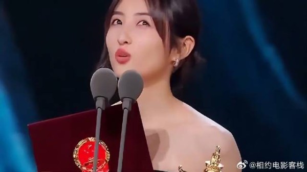 张子枫凭借《我的姐姐》获奖，在台上感谢角色“安然”