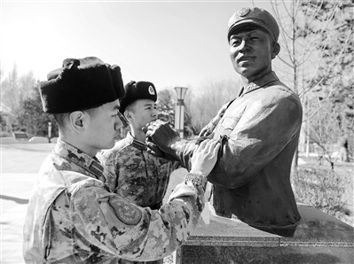 陸軍炮兵防空兵學院士官學校“喜良隊”學員擦拭雷鋒雕像。張博浩攝
