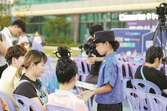 “萌娃城管”与市民互动，在潜移默化中种下“文明城市共建共享”的种子。蔡剑明摄