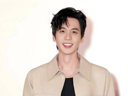 张若昀和文章同样饰演周卫国，如今发展却大相径庭
