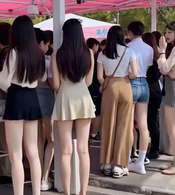 “这届女孩穿搭火了！却让直男满头问号……”