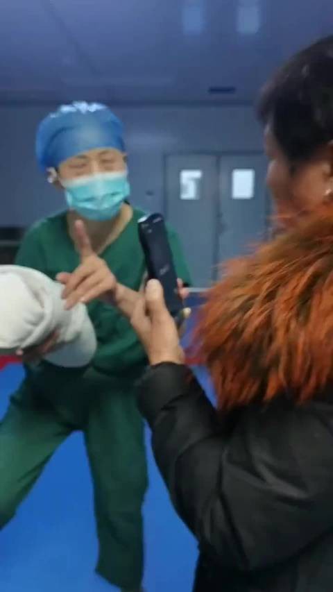 看评论说她当天还做了6台手术才自杀的，连饭都没吃
