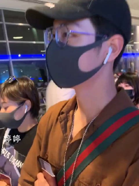 拉了焦距的特写啊，听大家聊天偷笑的战战，眼镜戴了去掉，去掉又想戴～xz