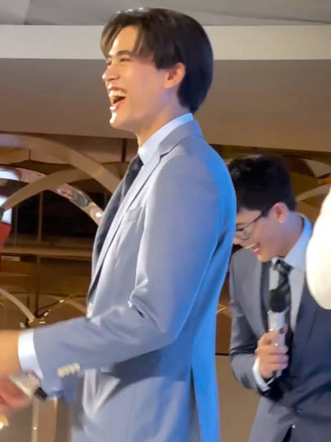 粉丝互动环节重现剧中场景，演员即兴表演引欢笑