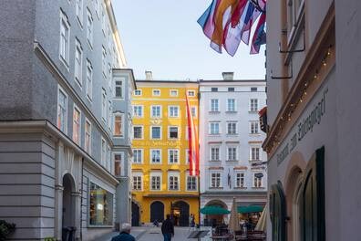 Mozarts Geburtshaus ist eines der meistbesuchten Museen Österreichs. Das in gelber Farbe leuchtende Gebäude in der Getreidegasse ist nicht zu verfehlen.