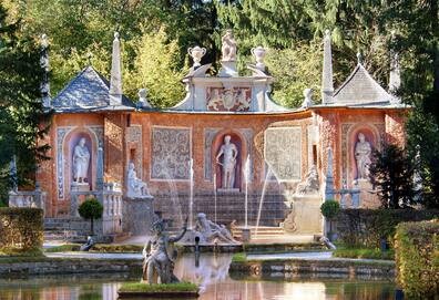 Ein Blickfang: Die Wasserspiele des Römischen Theaters in Hellbrunn im Sommer.