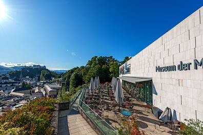 Blick auf eine Terrasse und die Altstadt von Salzburg,