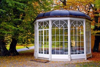 „Sound of Music Pavilion“ in Hellbrunn im Herbst.