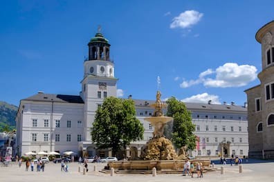 Residenzbrunnen, Residenzplatz, mit Glockenturm, Altstadt, Salzburg.