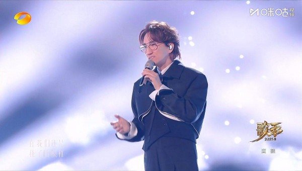 林志炫歌手在舞台上演唱，背景灯光璀璨，标题为“2021年歌手比赛现场”。