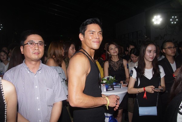 向佐金属抹胸再出圈：男星时尚的边界在哪里？