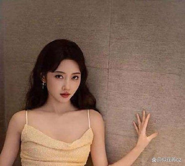 宣璐写真炸圈！黄色吊带裙里藏了啥亮点？