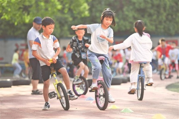 近日，学生在黔东南州黄平县新州镇第二小学骑独轮车，畅享快乐时光。 梁文 摄