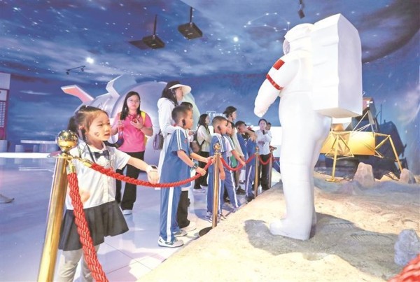 暑假以来，在黔南州平塘县“天文小镇”平塘国际天文体验馆内，参观的青少年儿童络绎不绝。肖伟 摄
