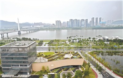 明珠湾一河两岸环境宜居。