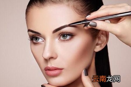 美美的妆容“活”不过一上午,这几个化妆技巧让你美妆保持一整天