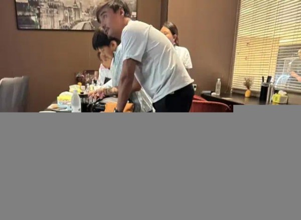 何洁一家吃大闸蟹，宝妹黑黑胖胖但很懂事，刁磊将仨孩子教的真好
