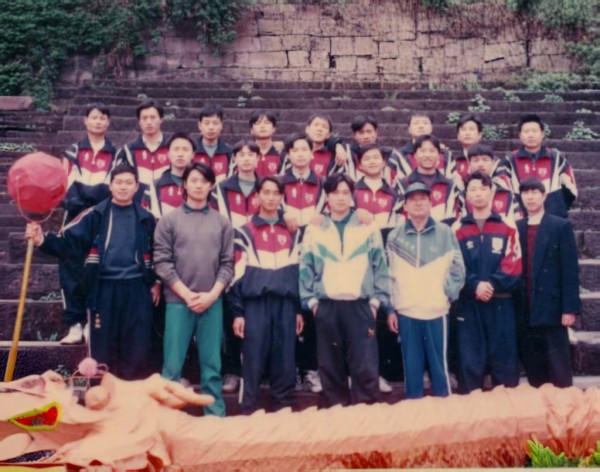 1999年5月黄廷炎,张顺生,梁志春在铜梁县藕糖湾体育场与四川双流县舞龙队到铜梁来学习龙舞培训合影