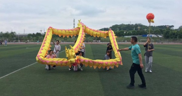 2021年5月19日,重庆工程职业技术学院,梁志春训练大学生女子舞龙队,该队获第13届中国大学生舞龙舞狮锦标赛第一名