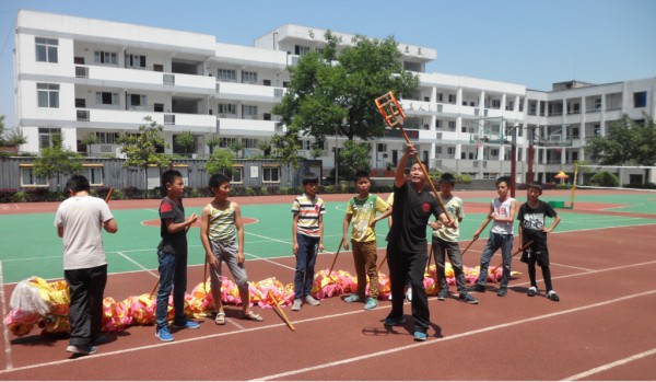 2010年1月3日,铜梁区大庙镇小学,梁志春训练学生舞龙队