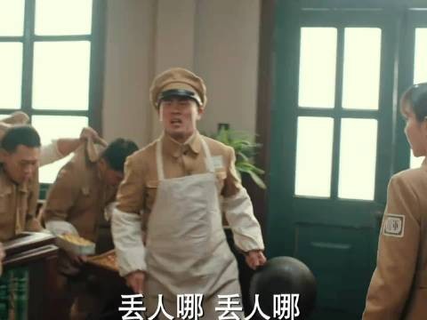 郑朝阳郝平川俩人去厨房偷吃,岂料还被人当场抓到
