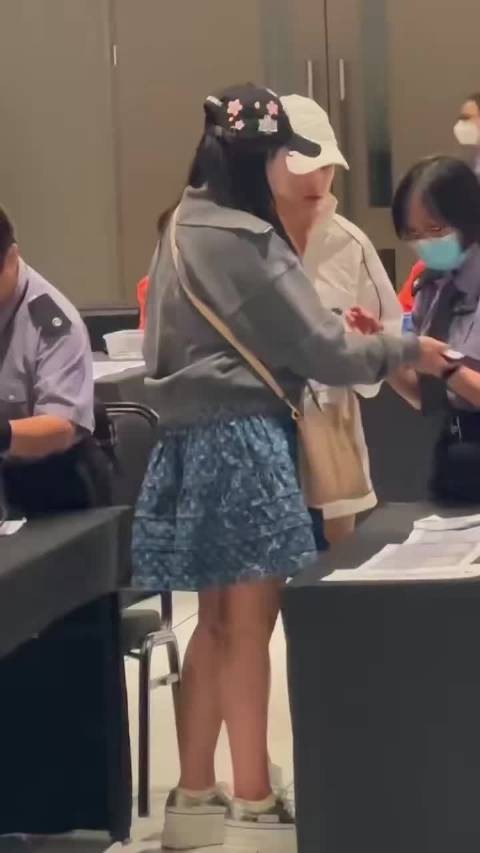 偶遇何超莲、何超盈，姐妹俩都戴着帽子，一前一后的走着，关系是真的好