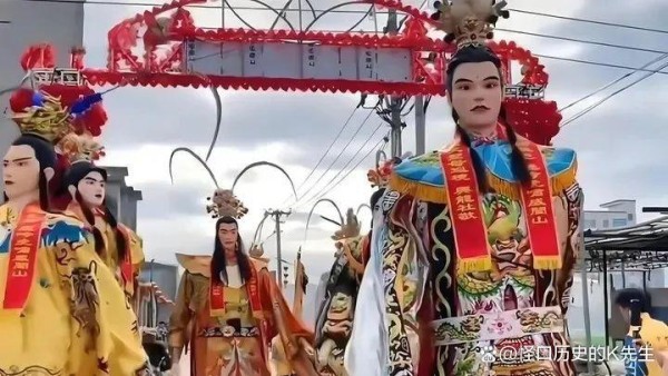疯了吧，网红朱哲立蹭神明香火？这热度你也敢蹭？