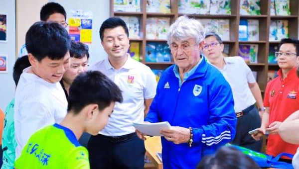 神奇主帅米卢：足球和教育都需要“快乐理念”，有机会想去海南看看