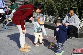 打工带娃难两全 职场妈妈的“双重焦虑”怎么破?图片