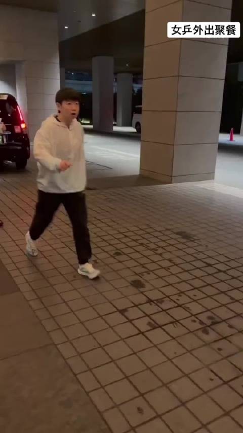一出门吃个夜宵这么多人还跟着一直拍，粉丝会不会也打着车跟上去啊