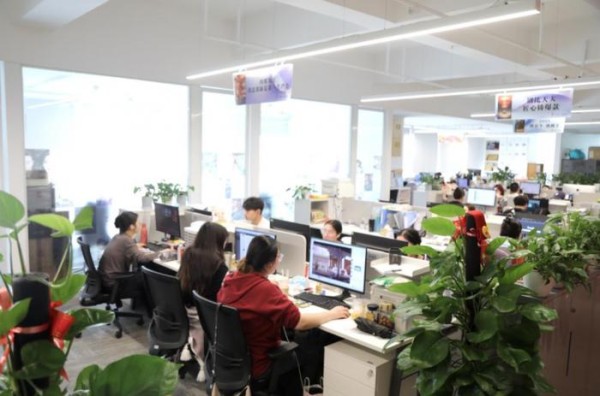  2025年3月26日,工作人员在位于杭州市西湖区的华策中心办公。新华社发(受访者供图)