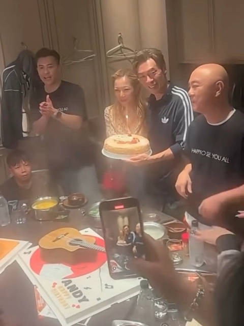 Big 4演唱会结束，适逢许志安58岁生日，队友和郑秀文一起为他庆祝