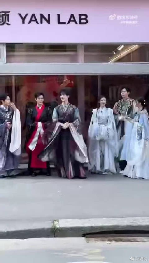 颜安回应发博补合照,思念之意满满,欠的笛子舞快给安排上呀!