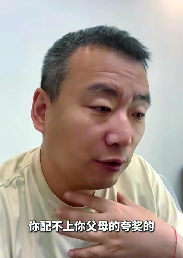 脱口秀演员王小利：不合群，也能活得自在 自嘲与<a target=