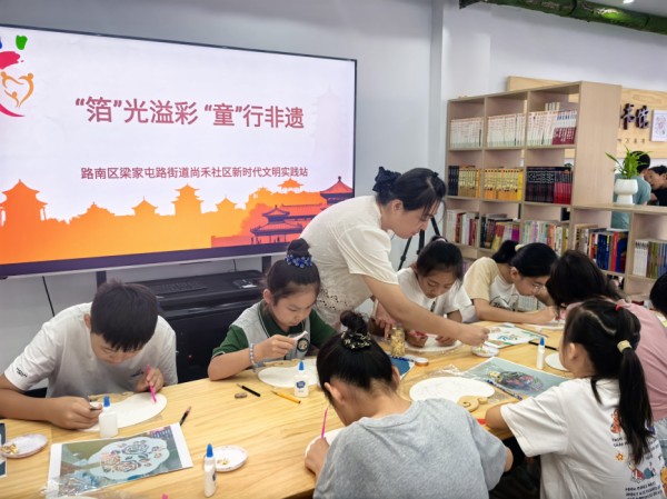 金箔画非遗体验制作。郭雪琪摄