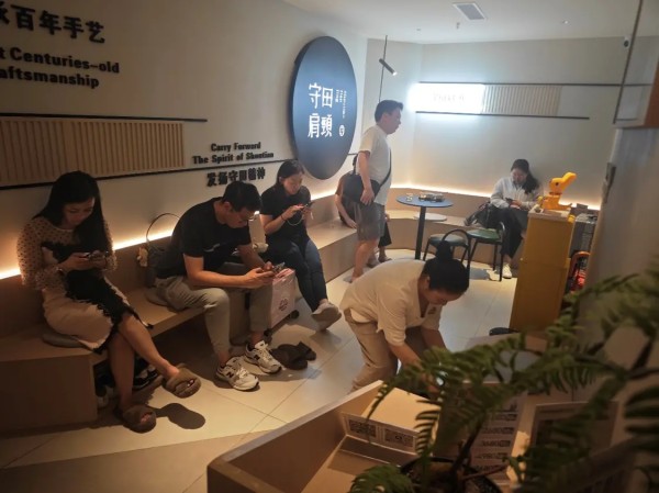 ▲下班后，守田肩颈理疗项目预约开始排队 图源：商家供图