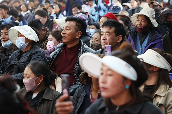 图为学生家长代表正在认真听讲.JPG
