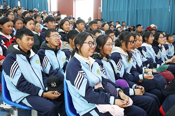 图为余鑫萍（前排一）同学及她的同学正在认真听讲.JPG