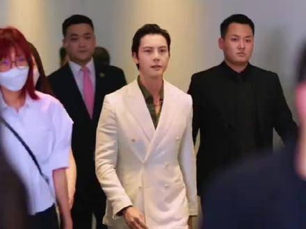 陈伟霆大背头造型重现扎职阿霆角色