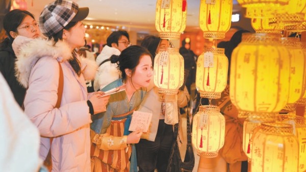 在天橋藝術中心，觀眾在《長安十二時辰》演出前逛文化市集。