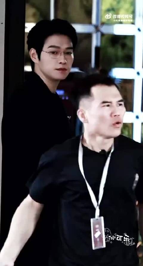 魏大勋金丝眼镜黑西装造型引热议