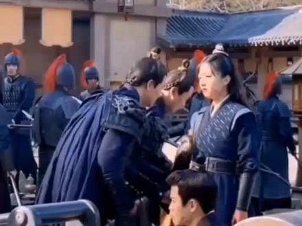 撤军这两个字从嘉伦嘴里说出，更令人心碎，我的小南辰王啊