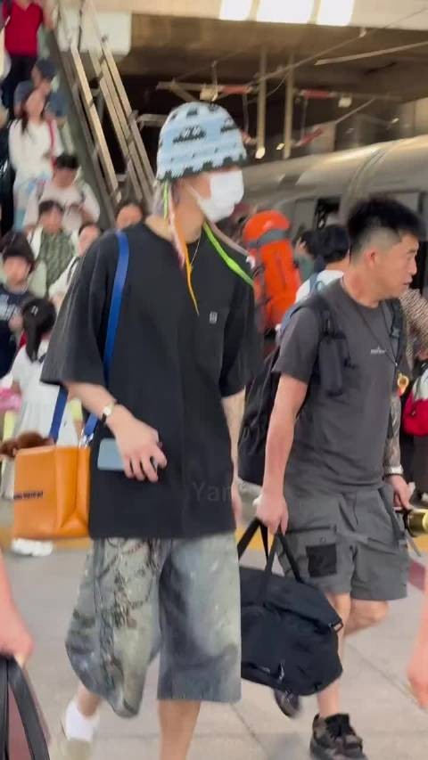 这个可爱的鹿晗就这么戴着毛线帽背着lv出发武汉啦