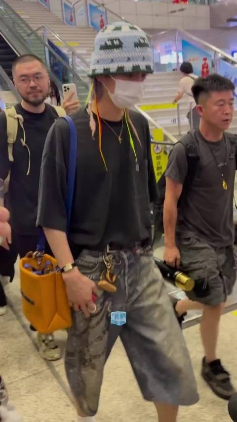鹿晗抵达武汉,这两天武汉的朋友可以多出来走走,指不定就碰上了呢