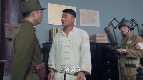 旅长赌输50万军饷被捕！赌神出手一招救下旅长，结拜成兄弟