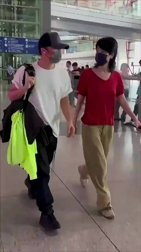 王菲谢霆锋机场挽手秀恩爱