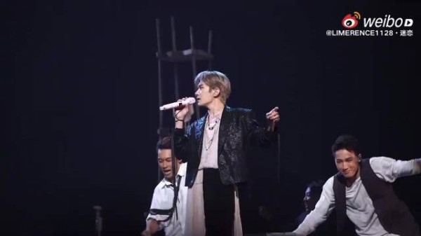易烊千玺礐嶨演唱会光影镌刻艺术