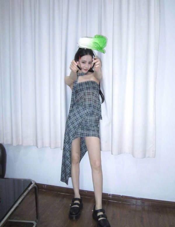迪丽热巴穿格子短裙又甜又辣。