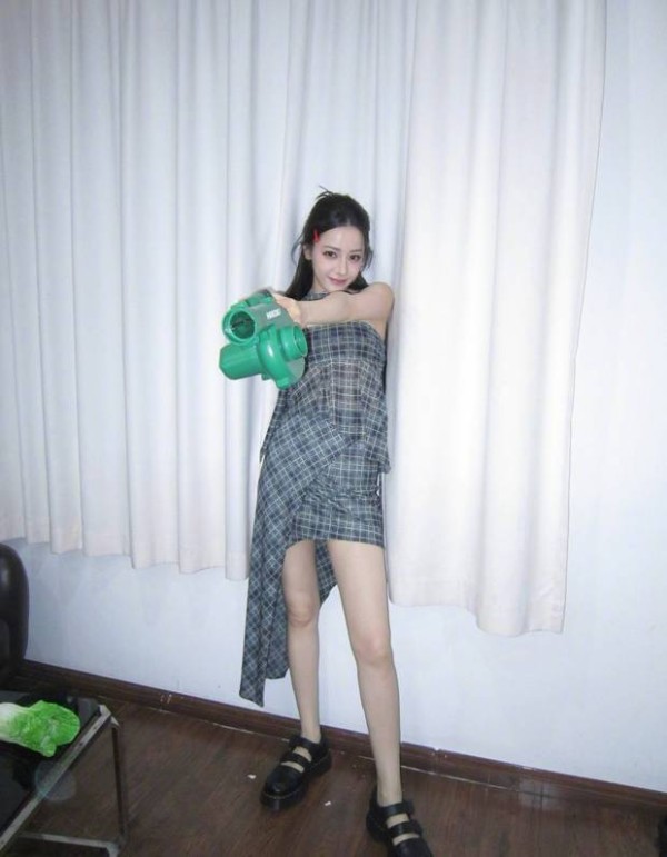 迪丽热巴身材超好。