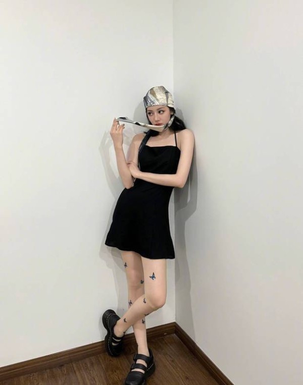 搜狐娱乐讯 近日，迪丽热巴晒出一组美照，头戴丝巾，穿蝴蝶纹丝袜，又美又帅甜酷氛围拉满。